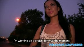 PublicSex Fit-Babe saugt und fickt, um ins Fernsehen zu kommen