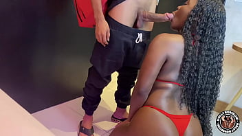 PEDI O LANCHE COM XOTA MOLHADA LATEJANDO NA MALDADE PRA DAR PRO ENTREGADOR , LIBEREI MEU CU GULOSO E XOTA , AINDA GOZEI SQUIRT INTENSO , N&Atilde_O AGUENTEI