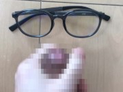 女友達のメガネにぶっかけ