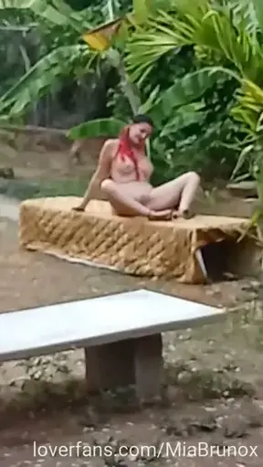 Me encanta tocarme al aire libre, y me pillaron jajaja...