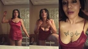 hermanastra es pillada masturbandose sola en casa por su hermanastro