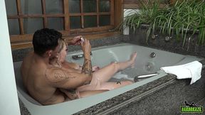 o novinho entra na banheira com a milf tatuada - kelly-castro