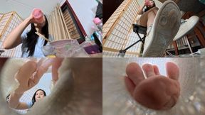 4K smell the giantess feet while she eat GIANTESS