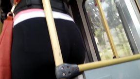 Gostosa no bus de legging