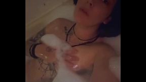 Toute nue dans mon bain je malaxe ma douce et belle poitrine