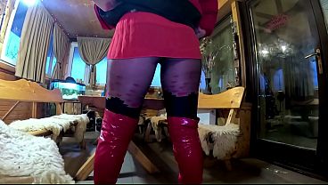 European milf gives a sloppy cigar blowjob in ripped pantyhose