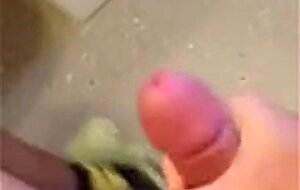 Osazo barbudo se pajea en wc publico