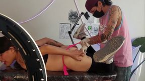 Tatuaje con dedeada incluida, Este tatuador si que sabe mover los dedos