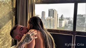 Fodendo a rabuda no final de tarde exibindo tudo para os vizinhos