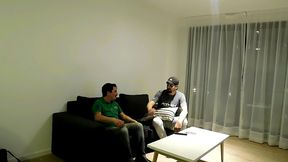 el amigo kirchnerista de mi marido viene para hablar de poner un merendero y terminan cojiendole el culo a la mucama , de bronca me traje un gendarme para cojerme ...