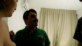 el amigo kirchnerista de mi marido viene para hablar de poner un merendero y terminan cojiendole el culo a la mucama , de bronca me traje un gendarme para cojerme ...