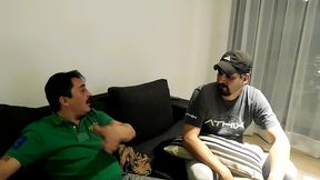 el amigo kirchnerista de mi marido viene para hablar de poner un merendero y terminan cojiendole el culo a la mucama , de bronca me traje un gendarme para cojerme ...