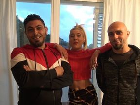 El primer trio de Clara y Alejandro, compartiendo la muñequita con el amigo Waky.