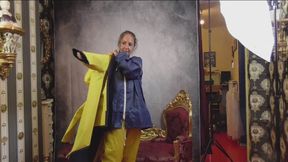 Miss Scarlett gefesselt und streng geknebelt in AGU Regensachen und Friesennerz