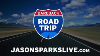 Les beaux gosses de la fac, Jordan Starr et Jason Sparks, prennent Spencer Daley, tatoué, à cru, avec des fellations intenses et des léchages de gorge profonds.