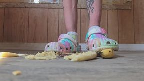 Giantess Chrissy crushes bananas with crocs