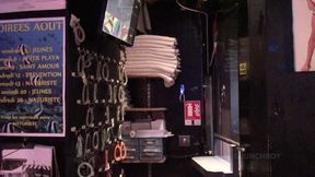 il se fai baiser en baskets dans les vestaires publics