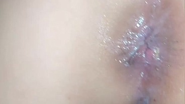 estudiante da ricos y profundos sentones revolcando el deseo, gimiendo de tanto placer ,termina comiendo rica leche