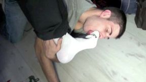 soupis sniff et lecher les pieds d un mec poilu