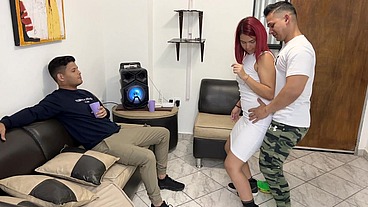 Bailando con La Esposa de mi Amigo y Aproveche para Frotarle mi Polla en Su Culo al frente de el NTR Netorare
