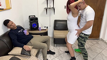 Bailando con La Esposa de mi Amigo y Aproveche para Frotarle mi Polla en Su Culo al frente de el NTR Netorare