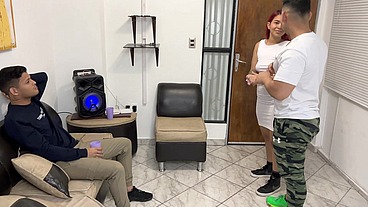 Bailando con La Esposa de mi Amigo y Aproveche para Frotarle mi Polla en Su Culo al frente de el NTR Netorare