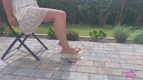 Sneaker-Girl Amanda - Cake Crush with Beautiful Feets