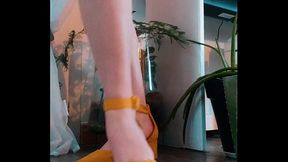 Comme pr&eacute_vu je vous envoie une seconde vid&eacute_o de ma 2eme paire &agrave_ talons jaune ...