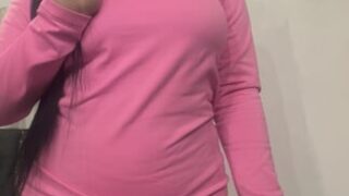 Ein Typ rammt den engen Anus einer Frau mit großem Hintern, bis sie einen heftigen Orgasmus hat.