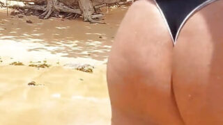 Cô nàng chuyển giới người Brazil dâm dục khoe vòng ba căng tròn và dương vật khủng khi thủ dâm trong bộ đồ lót gợi cảm ngoài trời.