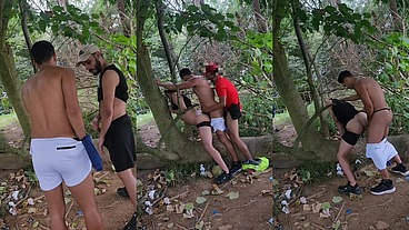 FOMOS PEGOS EM FLAGRANTE, SEM ROUPA, POR VÁRIOS HOMENS QUE PASEEAVAM PELO PARQUE. OS BOYS SE JUNTARAM PARA FODER MEU CUZINHO, E O DO MEU PRIMO.