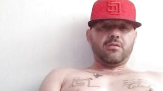 Kézimunka és orgazmus, miközben szóló lány nézi, ahogy a melegek maszturbálnak és anális szexet végeznek