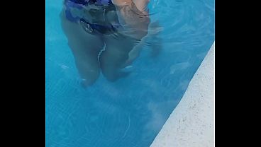 Curvy MILF gets fucked in a pool by a lucky guy