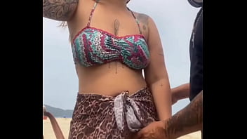 FIQUEI PELADINHA NA PRAIA NA FRENTE DO CARA, ELE FICOU DE PAU DURO, E EU DEI UMA PEGADINHA NO PAU