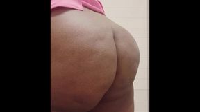 EBONY @ WORK & FARTS MULTIPLE TIMES… FULL VIDEO ON FANSLY EBONYBIGBOOTY01