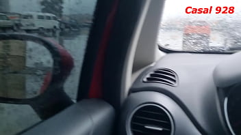 Esposa fazendo boquete no estacionamento do supermercado em plena luz do dia, engoliu a porra e ainda limpou os l&aacute_bios (COMPLETO) Blowjob inside the car in the parking lot of the market