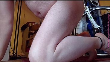 Nacktes aufpumpen der Fahrradreifen