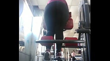 Gordita con un culazo en el gym