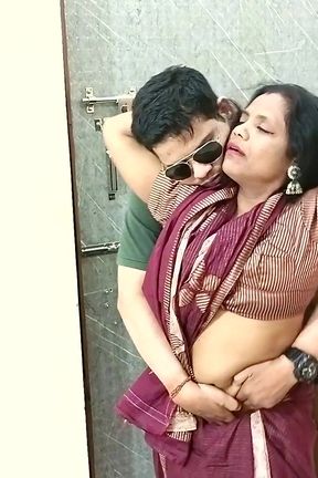 Indian Super Sexy Cute Bhabhi Hot Riding Squirting Sex with Mobile Company Delivery Executive in Saree Blouse