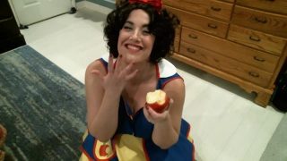 Cordie King cosplayant Blanche-Neige léchant la chatte, suçant une bite et se faisant baiser