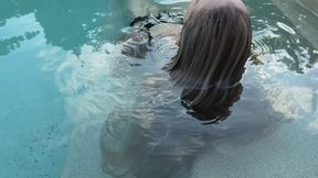 Light wet hair, head movements in water, parting (custom video)