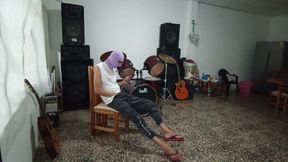 Sexi Music Teacher Poses Cachondo to Pupil