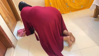 Big Ass Curvy Muslim Hot Stepmom Stuck under Bed Then She want Anal fuck from me!