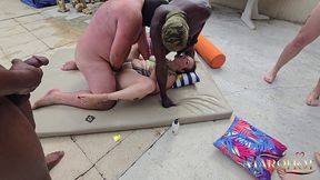 j ai fais venir 20 mec autour de la piscine de l ile des plaisirs, des black des blanc , des gros des maigres