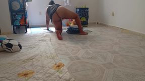 Chubby mom records herself and sends me a video cleaning in a thong 6