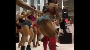Gracyanne Barbosa Dan&ccedil_a do Palco do Arnold Classic South America(2018) com Gostosas ao Som de MC WM - Fuleragem   Os Africanos - Pumba la Pumba