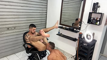 paiz&atilde_o dotado foi fazer a Barba com o barbeiro novinho n&atilde_o resistiu e leitou o rabo dele todo para ele continuar trabalhando com a porra escorrendo pelo cu