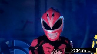 Yellow Power Ranger Trini Kwan cosplayer kacau oleh penjahat jahat