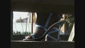 Cosa c'è di meglio che camminare sulla neve con tacchi alti e pestarla con solo un paio di collant autoreggenti velati neri?