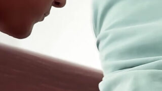 Amatör gay par med stora kukar dominerar långt ner i halsen och grovt assfucking